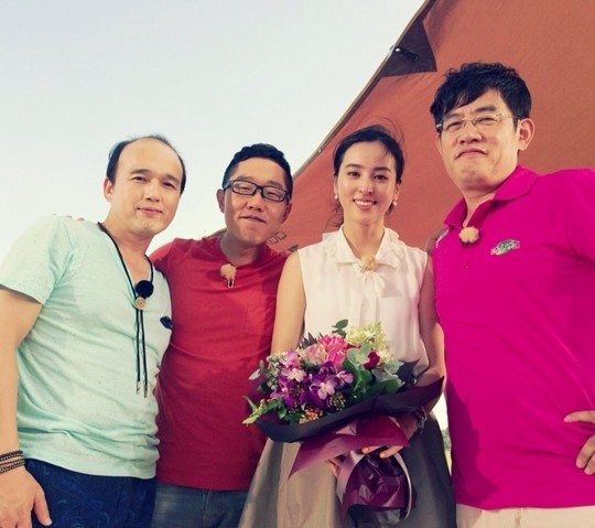 김광규(영화배우/탤런트),김제동(MC/개그맨),한혜진(탤런트/영화배우),이경규(MC/개그맨)
SBS ‘힐링캠프, 기쁘지 아니한가’ 측은 12일 게스트 김광규와 MC들이 함께 찍은 한혜진 마지막 녹화 사진을 공개했다.