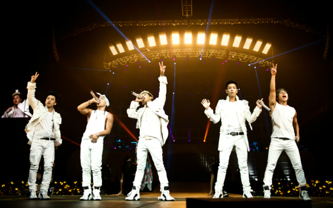 승리(이승현/가수/영화배우/빅뱅),태양(동영배/가수/빅뱅),지드래곤(권지용/가수/음악PD/빅뱅/GD&TOP),탑(최승현/가수/영화배우/빅뱅/GD&TOP),대성(강대성/가수/뮤지컬배우/빅뱅)
빅뱅은 지난해 3월 서울을 시작으로 아시아, 미주, 유럽을 도는 첫 월드투어로 약 80만 명의 팬들을 동원하며 큰 성공을 거뒀다. 빅뱅의 월드투어엔 국제적인 공연 기획사 라이브네이션을 비롯해 레이디 가가의 월드 투어를 진두지휘한 총감독 로리앤 깁슨 등 화려한 경력의 해외 스태프들이 참여하고, 방문 국가마다 티켓 매진 사례를 기록해 화제를 모았다.