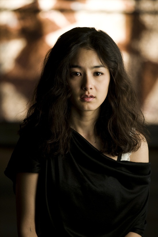 강혜정(영화배우/탤런트)
씨제스엔터테인먼트는 12일 공식 보도자료를 통해 강혜정과의 전속계약 체결 소식을 전했다. 남편이자 에픽하이 멤버 타블로와 YG엔터테인먼트에 소속돼 있었던 강혜정은 계약 만료에 따라 새로운 소속사에 둥지를 틀었다.