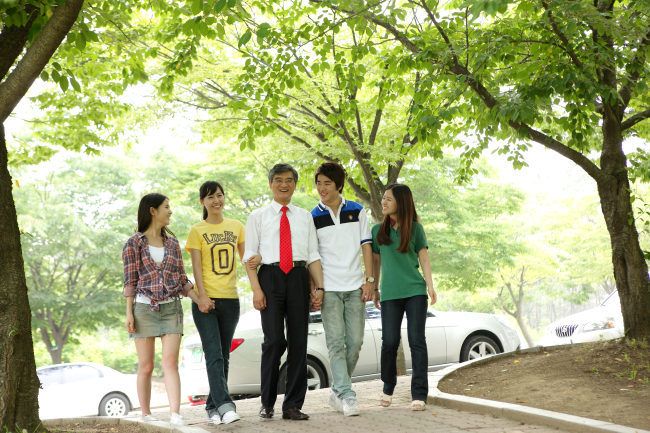 홍덕률(대학총장/교수/대구대학교총장)
홍덕률 대구대 총장은 ‘위너자이저(WEnergizeㆍWe＋Energize)’ 경영철학에 따라 1인의 리더가 이끄는 방식이 아니라 구성원 모두가 위기와 성취를 공유하고 서로 격려하면서 힘을 모아 ‘학생이 행복한 대학’을 만들어가고 있다.
