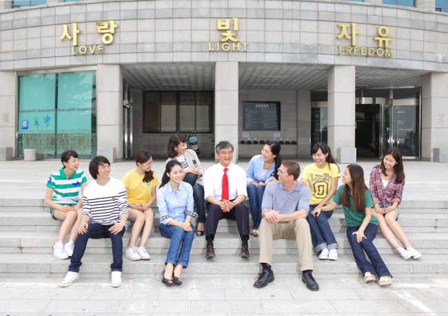 홍덕률(대학총장/교수/대구대학교총장)
홍덕률 대구대 총장은 ‘위너자이저(WEnergizeㆍWe＋Energize)’ 경영철학에 따라 1인의 리더가 이끄는 방식이 아니라 구성원 모두가 위기와 성취를 공유하고 서로 격려하면서 힘을 모아 ‘학생이 행복한 대학’을 만들어가고 있다.