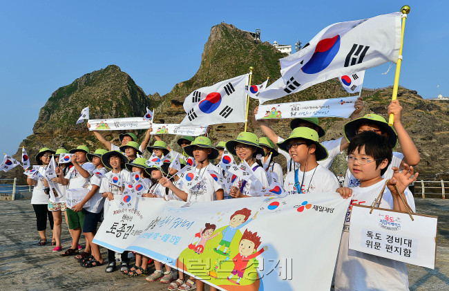 광복절을 사흘 앞두고 있는 12일 오후 CJ제일제당 ‘어린이 독도지킴이’ 대원들이 경상북도 울릉군 독도를 방문해 태극기를 꽂고 국내 최초 국산 김 종자 ‘전남슈퍼김 1호’를 바다에 뿌리는 ‘독도수호, 종자수호’ 퍼포먼스를 진행했다. ‘어린이 독도지킴이’ 대원들이 태극기를 흔들고 있다. <br />독도=이상섭 기자. babtong@heraldcorp.com 2013 08.12
광복절을 사흘 앞두고 있는 12일 오후 CJ제일제당 ‘어린이 독도지킴이’ 대원들이 경상북도 울릉군 독도를 방문해 태극기를 꽂고 국내 최초 국산 김 종자 ‘전남슈퍼김 1호’를 바다에 뿌리는 ‘독도수호, 종자수호’ 퍼포먼스를 진행했다. ‘어린이 독도지킴이’ 대원들이 태극기를 흔들고 있다.
독도=이상섭 기자. babtong@heraldcorp.com 2013 08.12
광복절을 사흘 앞두고 있는 12일 오후 CJ제일제당 ‘어린이 독도지킴이’ 대원들이 경상북도 울릉군 독도를 방문해 태극기를 꽂고 국내 최초 국산 김 종자 ‘전남슈퍼김 1호’를 바다에 뿌리는 ‘독도수호, 종자수호’ 퍼포먼스를 진행했다. ‘어린이 독도지킴이’ 대원들이 태극기를 흔들고 있다.
독도=이상섭 기자. babtong@heraldcorp.com 2013 08.12