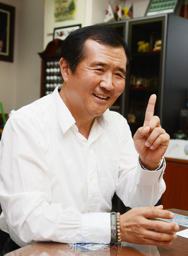 김창범 미즈노코리아 대표. 스포츠biz 피플용. 박현구 기자phko@heraldcorp.com. 2013.07.19
김창범 미즈노코리아 대표. 스포츠biz 피플용. 박현구 기자phko@heraldcorp.com. 2013.07.19
김창범 미즈노코리아 대표. 스포츠biz 피플용. 박현구 기자phko@heraldcorp.com. 2013.07.19