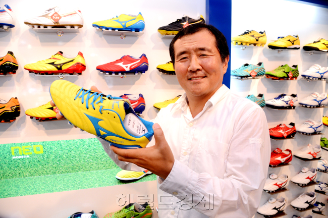 김창범 미즈노코리아 대표. 스포츠biz 피플용. 박현구 기자phko@heraldcorp.com. 2013.07.19
김창범 미즈노코리아 대표. 스포츠biz 피플용. 박현구 기자phko@heraldcorp.com. 2013.07.19
김창범 미즈노코리아 대표. 스포츠biz 피플용. 박현구 기자phko@heraldcorp.com. 2013.07.19