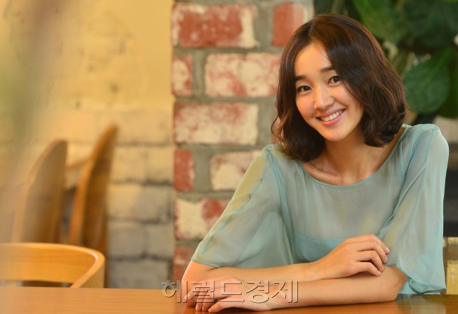 영화배우 수애 인터뷰.<br />이상섭 기자. babtong@heraldcorp.com 2013.08.09
영화배우 수애 인터뷰.
이상섭 기자. babtong@heraldcorp.com 2013.08.09
영화배우 수애 인터뷰.
이상섭 기자. babtong@heraldcorp.com 2013.08.09
재난영화 ‘감기’로 현장의 즐거움과 어울림의 기쁨을 알게 됐다는 수애는 “좀 더 사람 냄새 나는 연기를 하고 싶다”고 말했다.