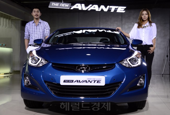 현대자동차가 13일 오전 서울 강남구 삼성동 JBK컨벤션에서 '더 뉴 아반떼'의 사진발표회를 가지고 있다. 이번에 출시된 '더 뉴 아반떼'는 전장 20mm 증대, 신규 디자인의 램프, 범퍼 등을 적용해 스타일을 업그레이드하고 고화질 OELD 디스플레이와, 센터페시아 디자인을 변경해 인테리어도 업그레이드 했다. 자동변속기 기준 연비는 16,2km/l로 가격은 1,545만원에서 2,090만원이다. 박해묵 기자/mook@heraldcorp.com
현대자동차가 13일 오전 서울 강남구 삼성동 JBK컨벤션에서 '더 뉴 아반떼'의 사진발표회를 가지고 있다. 이번에 출시된 '더 뉴 아반떼'는 전장 20mm 증대, 신규 디자인의 램프, 범퍼 등을 적용해 스타일을 업그레이드하고 고화질 OELD 디스플레이와, 센터페시아 디자인을 변경해 인테리어도 업그레이드 했다. 자동변속기 기준 연비는 16,2km/l로 가격은 1,545만원에서 2,090만원이다. 박해묵 기자/mook@heraldcorp.com