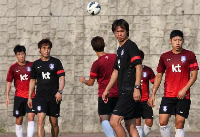 홍명보(축구감독/전축구선수/축구국가대표팀)
<YONHAP PHOTO-1639> 홍명보 감독 "페루전 해법은?" (수원=연합뉴스) 신영근 기자 = 오는 14일 페루와의 평가전을 앞둔 축구대표팀이 12일 오후 수원월드컵보조경기장에서 소집훈련에 나서 홍명보 감독이 굳은 표정으로 훈련하는 선수들을 바라보고 있다. 2013.8.12 drops@yna.co.kr http://blog.yonhapnews.co.kr/geenang/2013-08-12 18:08:53/ <저작권자 ⓒ 1980-2013 ㈜연합뉴스. 무단 전재 재배포 금지.>
Korea’s head coach Hong Myung-bo runs a practice session at Suwon World Cup Stadium.   Yonhap News