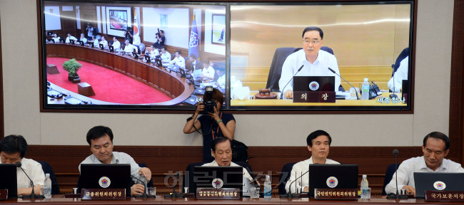 13일 오전 서울 정부청사에서 국무회의가 열리고 있다. 이날 회의는 영상회의로 세종정부청사에 있는 정홍원 국무총리의 모두발언을 시작으로 열렸다./안훈기자 rosedale@ 2013.08.13
13일 오전 서울 정부청사에서 국무회의가 열리고 있다. 이날 회의는 영상회의로 세종정부청사에 있는 정홍원 국무총리의 모두발언을 시작으로 열렸다./안훈기자 rosedale@ 2013.08.13
그나마 다행이다. 연일 30도를 훨씬 넘는 폭염에 세종시에서 서울까지 어려운 걸음을 하지 않고 13일 국무회의는 화상회의로 열렸다. 정홍원 국무총리의 모두발언을 시작으로 영상회의가 시작됐다.  안훈 기자/rosedale@