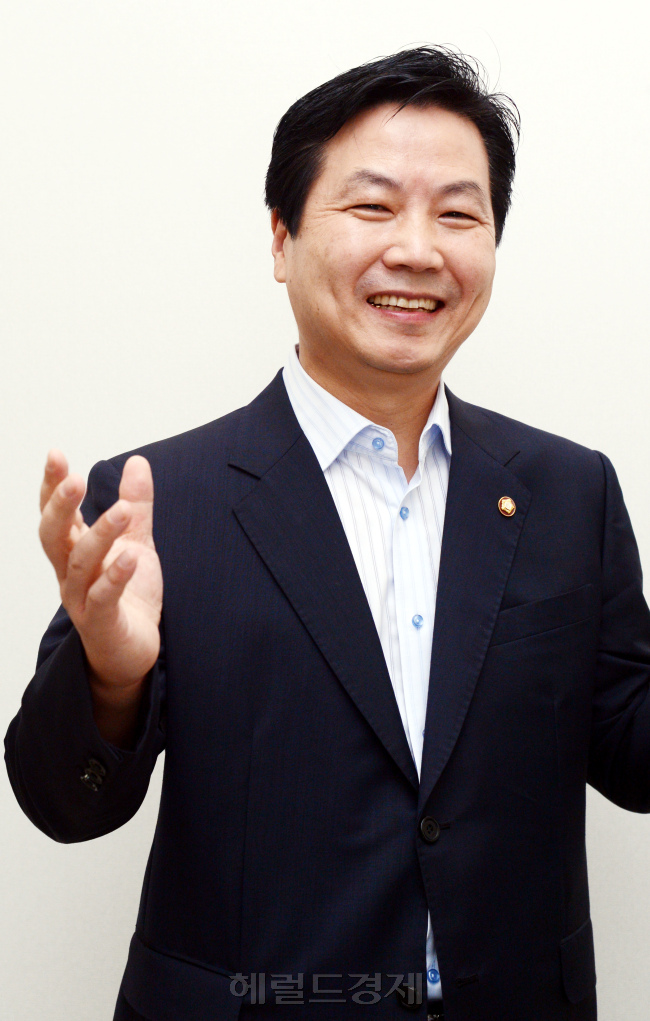 민주당 홍종학 의원 이사람용. 박현구 기자phko@heraldcorp.com 2013.08.12
민주당 홍종학 의원 이사람용. 박현구 기자phko@heraldcorp.com 2013.08.12
민주당 홍종학 의원 이사람용. 박현구 기자phko@heraldcorp.com 2013.08.12