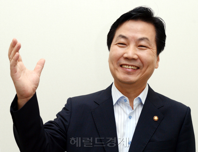 민주당 홍종학 의원 이사람용. 박현구 기자phko@heraldcorp.com 2013.08.12
민주당 홍종학 의원 이사람용. 박현구 기자phko@heraldcorp.com 2013.08.12
민주당 홍종학 의원 이사람용. 박현구 기자phko@heraldcorp.com 2013.08.12