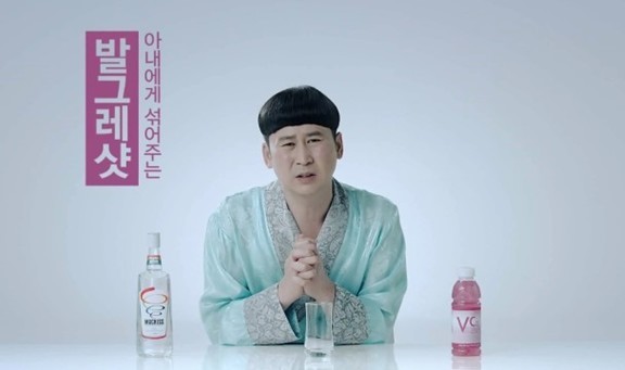 신동엽(MC/개그맨)
새로운 주류 광고들이 인기를 끌고 있다. 멋있게 폼만 잡던 술광고 대신, 유쾌하고 산뜻한 느낌의 새 광고들이 SNS와 극장광고 등을 통해 소비자들에게 강렬한 인상을 남기고 있다. 제약이 많은 주류괃고의 현실속에 돌파구를 찿으려는 신선한 시도라는 평가다.
