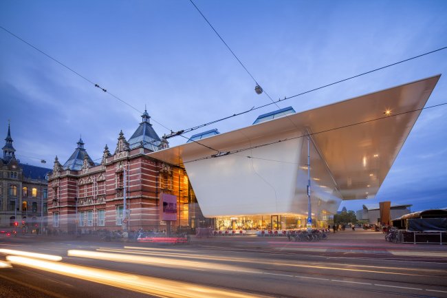Stedelijk Museum Amsterdam is an example of innovative renovation, by preserving and reusing the old building, which first opened in 1874, and attaching a new building that looks like a bathtub. Jannes Linders/The Korea Foundation