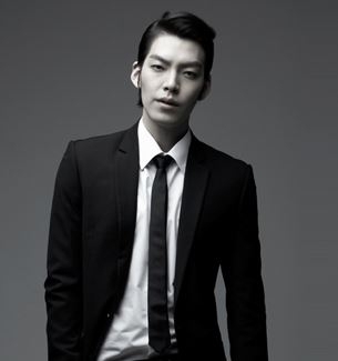 김우빈(김현중/모델/탤런트)
The previous hosts of the program were Tony An of H.O.T. and FT Island’s Lee Hong-gi, making Kim the only host who did not debut as a K-pop artist. Kim appeared as a special guest emcee on the program in April and received positive feedback for his hosting abilities.