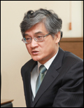 홍덕률(대학총장/교수/대구대학교총장)
홍덕률 대구대 총장은 ‘위너자이저(WEnergizeㆍWe＋Energize)’ 경영철학에 따라 1인의 리더가 이끄는 방식이 아니라 구성원 모두가 위기와 성취를 공유하고 서로 격려하면서 힘을 모아 ‘학생이 행복한 대학’을 만들어가고 있다.