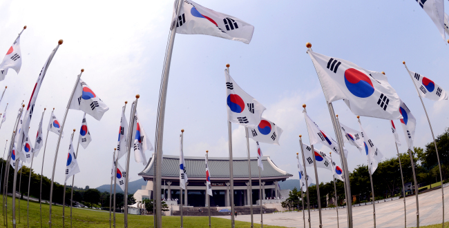 충남 목천에 위치한 독립기념관 스케치./안훈기자 rosedale@ 2013.08.08
National flags stand in front of the main building of the Independence Hall in Mokcheon, South Chungcheong Province. Koreans celebrate their 68th Independence Day on Thursday, which also marks the establishment of the first modern republic in 1948. On the same day in 1953, The Korea Herald, then under the name of The Korean Republic, was created with a mission of bridging Korea and the world. Celebrating its 60th anniversary, The Korea Herald is committed to achieving its mission as the leading English-language newspaper in the country.   Ahn Hoon/The Korea Herald