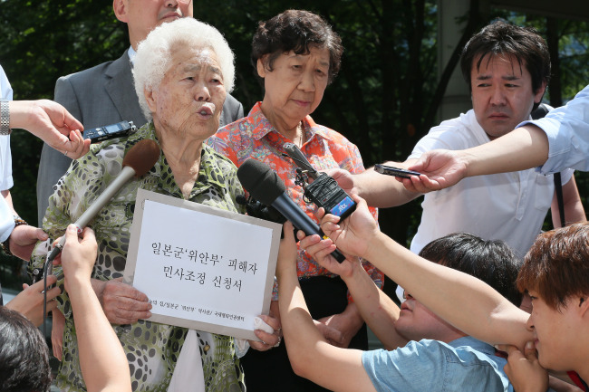 <YONHAP PHOTO-0845> 취지 설명하는 위안부 피해 할머니들 (서울=연합뉴스) 박지호 기자 = 13일 오전 일본군 위안부 피해자 이옥선 할머니(왼쪽)와 강일출 할머니(왼쪽에서 두번째)가 민사조정신청서를 제출하기 위해 서초동 서울중앙지법 민원실로 향하다 취지설명을 하고 있다. 피해자 할머니들은 일본정부를 상대로 손해배상청구소송을 청구하기에 앞서 민사조정을 중앙지법에 신청했다. 2013.8.13 jihopark@yna.co.kr/2013-08-13 12:13:53/ <저작권자 ⓒ 1980-2013 ㈜연합뉴스. 무단 전재 재배포 금지.>
Lee Ok-sun, a former “comfort woman.”   Yonhap News