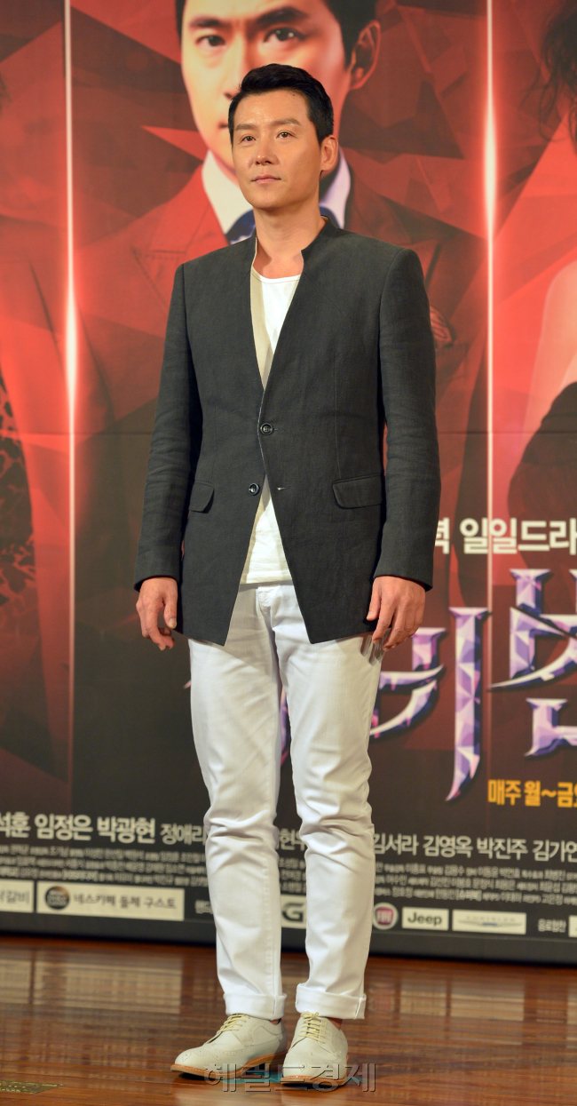 이현우(가수/탤런트)
KBS2TV 새 일일 드라마 ‘루비반지’의 제작발표회가 13일 여의도 63시티에서 열렸다.