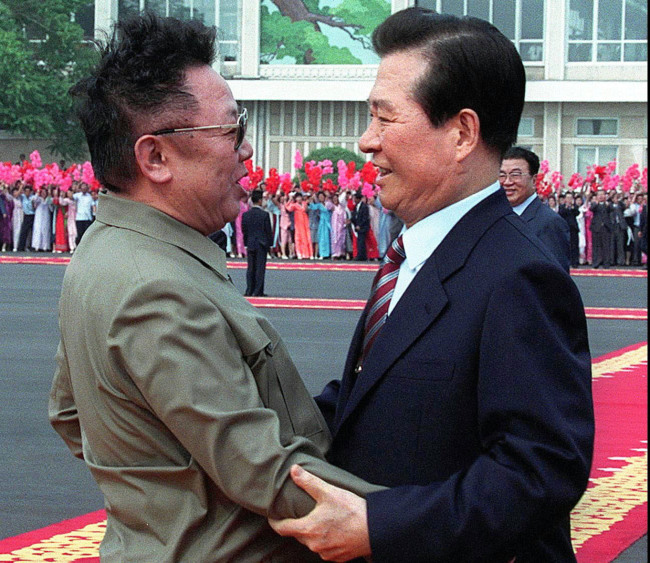 김정일(정치인),김대중(전대통령)
President Kim Dae-jung meets North Korean leader Kim Jong-il before their summit in Pyongyang in 2000.