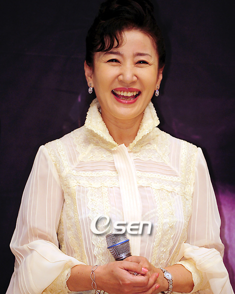 김자옥(탤런트/영화배우)
2007년 1월 첫 방송된 ‘무릎팍 도사’는 강호동의 잠정 은퇴 선언 후 2012년 11월 방송을 재개했지만 저조한 시청률로 부진을 겪었다. 이에 강호동을 제외한 보조 MC들을 교체하며 반등을 꾀하기도 했으나 결국 종영을 맞게 됐다.