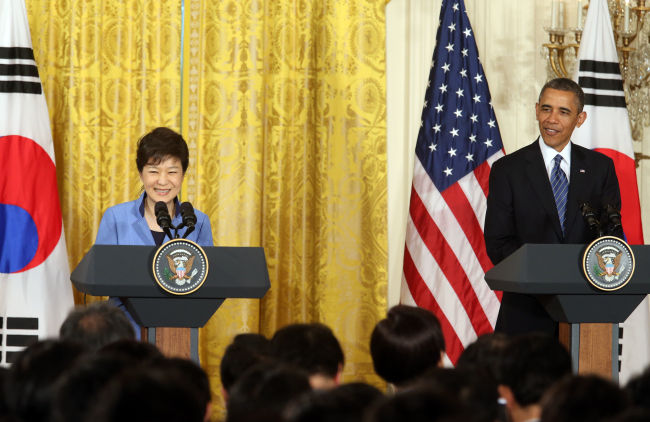 박근혜(대통령/대한민국대통령),버락오바마(BarackObama/정치인/미국대통령)
Presidents Park Geun-hye and Barack Obama hold a press conference after their summit in Washington on May 7. (Yonhap News)