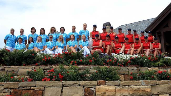 The two Solheim Cup teams pose for pictures in front of the clubhouse in Parker, Colorado.   AFP-Yonhap News