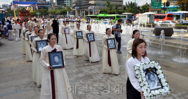 광복절을 하루 앞둔 14일 오전 서울 광화문광장에서 일본군 위안부 피해자 추모문화제가 고열려 노제와 상여행렬을 하며 영령들을 달래고 있다.<br />김명섭 기자 msiron@heraldcorp.com