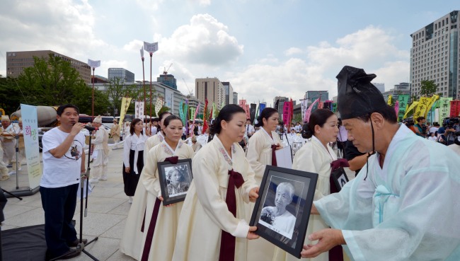 광복절을 하루 앞둔 14일 오전 서울 광화문광장에서 일본군 위안부 피해자 추모문화제가 열려 진혼제를 지내며 영령들을 추모하고 있다.<br />김명섭 기자 msiron@heraldcorp.com