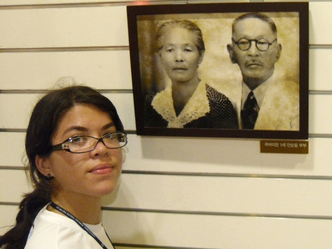 Mei-Lai Contreras Fong, a 17-year-old Cuban girl of Korean ancestry, poses in front of a photo of her maternal great-great-grandparents at the Museum of Korea Immigration History in Incheon on Tuesday.   Yonhap News