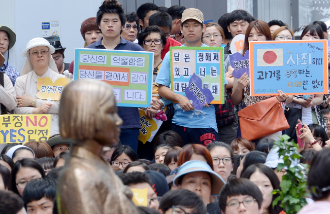 광복절을 하루 앞둔 14일 오후 서울 중학동 일본대사관 앞에서 위안부 피해 할머니들의  수요집회가 대규모로 열리고 있다./안훈기자 rosedale@ 2013.08.14
Citizens join a rally by Korean victims of sexual enslavement by the Japanese army during World War II in front of the Japanese Embassy in Seoul on Wednesday.   Ahn Hoon/The Korea Herald