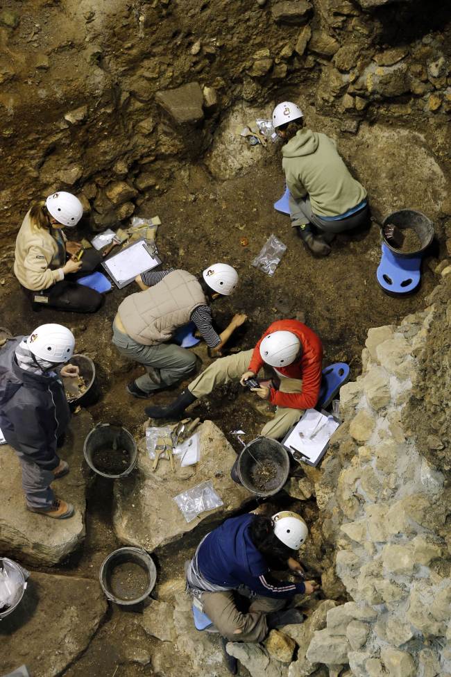 This picture shows workers excavating the “Portalon of the Cueva Mayor,” the entrance to the main cave of the Gran Dolonia site in the Sierra de Atapuerca, Spain.   AFP-Yonhap News