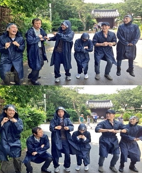 류수영(어남선/탤런트/영화배우)
배우 류수영이 지난 13일 자신의 미투데이에 “일영입니다. 34도의 무더위에 우비까지 입고 비를 뿌리니 체감습도 100%. 막간을 이용해서 검경합동 댄스를 추진중입니다. 점핑점핑. 에블바레~ 우리는 육기통. 육기통 댄스그룹. V6입니다. 박재경 검사가 자꾸 박자를 놓치지만 홍일점이라 그냥 귀엽습니다”라는 글과 함께 사진을 게재했다.