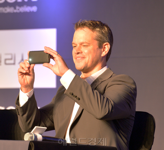 맷데이먼(MattDamon영화배우/영화감독)
배우 맷 데이먼이 14일 오전 서울 여의도 콘래드 호텔에서 열린 영화 ′엘리시움′ 기자회견에 참석해 핸드폰으로 취재진을 촬영하고 있다.