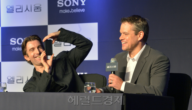 샬토코플리(SharltoCopley/영화배우/영화제작프로듀서),맷데이먼(MattDamon영화배우/영화감독)
영화 ‘엘리시움’의 두배우 샬토 코플리와 맷 데이먼(왼쪽부터)이 14일 오전 서울 여의도 콘래드 호텔에서 열린 영화 ‘엘리시움’ 기자회견에 참석해 즐겁게 질의응답을 하고 있다.