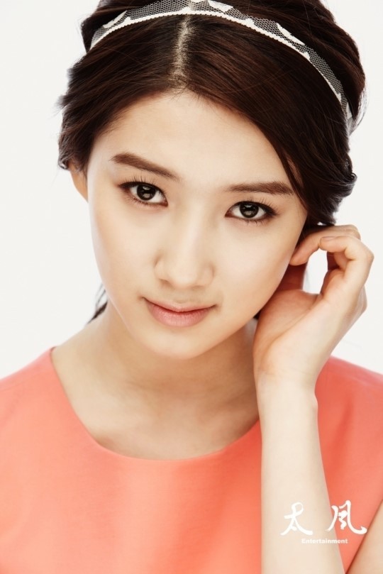 주다영(탤런트/영화배우)
주다영의 소속사 태풍엔터테인먼트는 최근 주다영의 새로운 프로필 사진들을 공개했다. 사진 속 주다영은 갸름하고 뽀얀 얼굴로 청순한 느낌을 물씬 풍겼다.