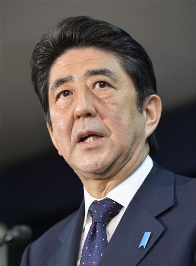 아베신조(AbeShinzo/정치인/일본총리)
일본 아베내각 각료인 신도 요시타카 총무상과 후루야 게이지 납치문제 담당상이 15일 오전 야스쿠니신사를 참배했다.