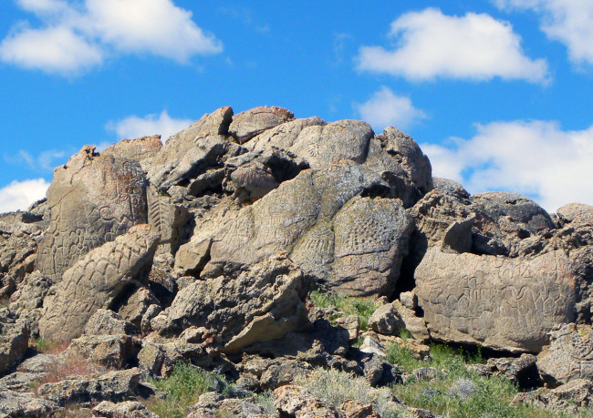 This May 2012 photo provided by the Nevada State Museum shows ancient carvings on limestone boulders near Nevada’s Pyramid Lake, which have been confirmed to be the oldest recorded petroglyphs in North America ― at least 10,500 years old.    AP-Yonhap News