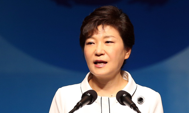 박근혜(대통령/대한민국대통령)
President Park Geun-hye on Thursday proposed the reunions of separated families and the establishment of a peace park in the heavily-fortified border area in her Liberation Day address marking the end of Japan’s 1910-45 colonial rule.