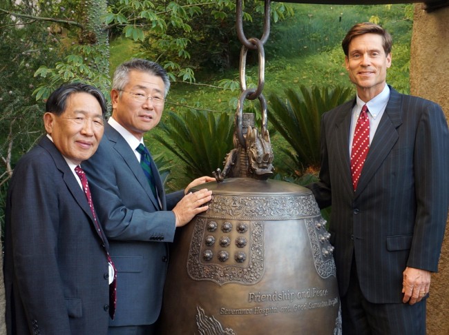 Lee Ha-sung (left), a Korean-American medical doctor in Los Angeles, Lee Chul (center), vice president for health sciences at Yonsei University and president and CEO of Yonsei University Health System, and Andrew Leeka, president and CEO of Good Samaritan Hospital, pose with the Friendship and Peace Bell.   Yonhap News