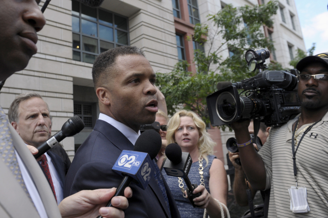 <YONHAP PHOTO-0227> Former Illinois Rep. Jesse Jackson Jr., leaves federal court in Washington, Wednesday, Aug. 14, 2013. Jackson was sentenced to two and a half years in prison Wednesday after pleading guilty to scheming to spend $750,000 in campaign funds on TV's, restaurant dinners, an expensive watch and other costly personal items. His wife received a sentence of one year. (AP Photo/Susan Walsh)/2013-08-15 05:58:49/ <저작권자 ⓒ 1980-2013 ㈜연합뉴스. 무단 전재 재배포 금지.>
Former Illinois Rep. Jesse Jackson Jr., leaves federal court in Washington on Wednesday.   AP-Yonhap News