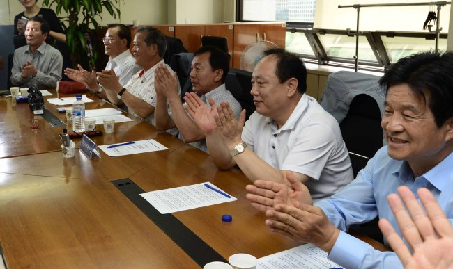 Owners of South Korean companies based in Gaeseong begin a meeting in Seoul on Thursday, one day after the two Koreas agreed to take steps to reopen the Gaeseong industrial park following a 133-day freeze.   Lee Sang-sub/The Korea Herald