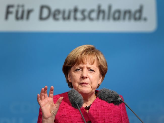 앙겔라메르켈(AngelaMerkel/정치인/독일총리)
German Chancellor Angela Merkel addresses a meeting of her CDU party in Seligenstadt, central Germany, Wednesday.   AFP-Yonhap News