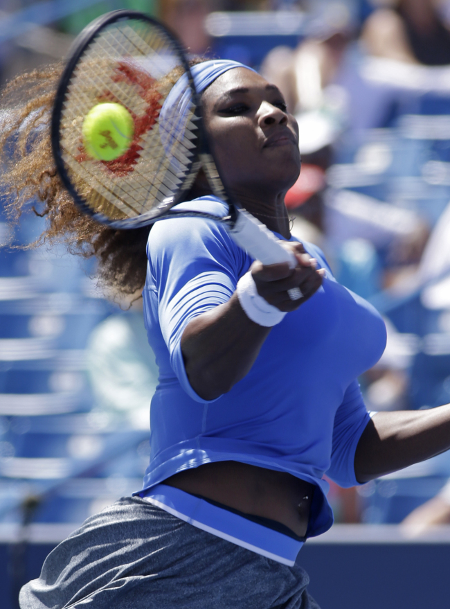 세레나윌리엄스(SerenaWilliams/테니스선수)
Serena Williams volleys against Eugenie Bouchard during the Western & Southern Open tennis tournament on Wednesday.   AP-Yonhap News