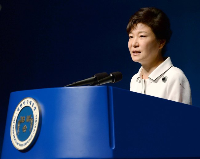 박근혜(대통령/대한민국대통령)
박근혜 대통령은 15일 “이번 추석을 전후로 남북한의 이산가족들이 상봉할 수 있도록 북한에서 마음의 문을 열어주길 바란다”고 말했다.
