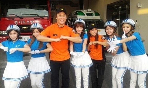 정준하(MC/영화배우),보라(윤보라/가수/씨스타),엘린(김민영/가수/크레용팝),소율(박혜경/가수/크레용팝),금미(백보람/가수/크레용팝),초아(허민진/가수/크레용팝),웨이(허민선/가수/크레용팝)
개그맨 정준하가 ‘노라용팝’으로 변신한 모습을 공개해 화제다.