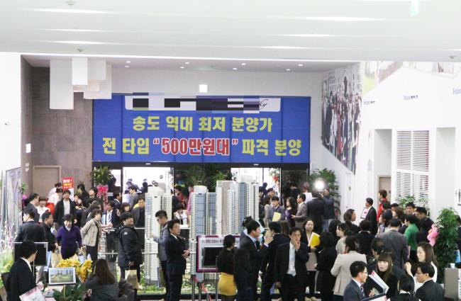 서울 도심으로 출퇴근이 편리하고 체계적인 인프라가 형성되고 있는 2기신도시의 오피스텔이 각광받고 있다. 인근 1기 신도시나 서울 등에 비해 분양가는 낮은 대신 신축 건물 위주로 구성돼 월 임대료는 다소 높은 편이다. 6%대의 ‘수익률’ 달성을 기대할 수 있는 이유다. 사진은 방문객이 몰린 송도의 한 오피스텔 견본주택 내부 전경.