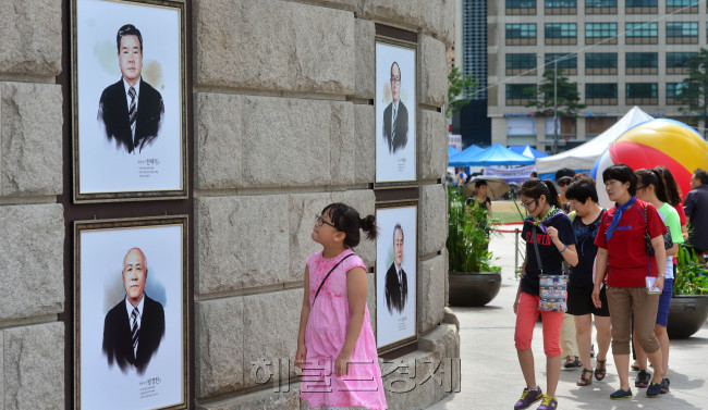 광복절인 15일 오전 서울시청에 있는 서울도서관 외벽에 현존 애국지사 37인의 사진전이 열려 시민들이 사진을 살펴보고 있다. 이번에 열린 애국지사 사진전은 9월 13일까지 열린다.<br />이상섭 기자. babtong@heraldcorp.com 2013.08.15
광복절인 15일 오전 서울시청에 있는 서울도서관 외벽에 현존 애국지사 37인의 사진전이 열려 시민들이 사진을 살펴보고 있다. 이번에 열린 애국지사 사진전은 9월 13일까지 열린다.
이상섭 기자. babtong@heraldcorp.com 2013.08.15
광복절인 15일 오전 서울시청에 있는 서울도서관 외벽에 현존 애국지사 37인의 사진전이 열려 시민들이 사진을 살펴보고 있다. 이번에 열린 애국지사 사진전은 9월 13일까지 열린다.
이상섭 기자. babtong@heraldcorp.com 2013.08.15