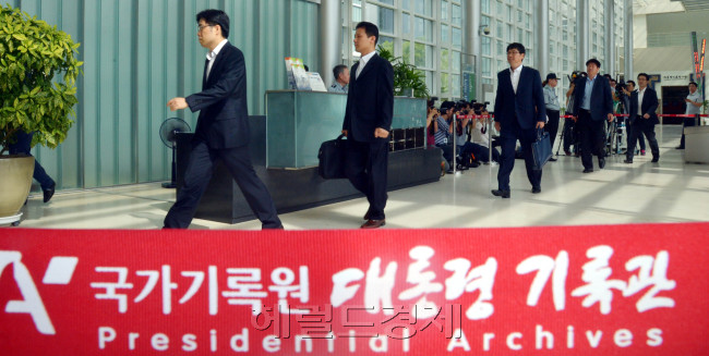 대통령 기록물에 대한 압수수색 영장을 발부받은 검찰이 16일 경기도 성남시 국가기록원 대통령기록관으로 들어가고 있다.<br />김명섭 기자 msiron@heraldcorp.com
남북 정상회담 회의록 폐기 의혹 사건과 관련해 대통령 기록물에 대한 압수 수색 영장을 발부받은 검찰이 16일 경기도 성남시 국가기록원 대통령기록관으로 들어가고 있다. 이날 압수 수색에는 검사 6명과 디지털포렌식요원 12명, 수사관과 실무관 등 총 28명이 투입됐으며, 40여일 동안 자료 확보 등의 작업이 진행된다. 김명섭 기자/msiron@heraldcorp.com