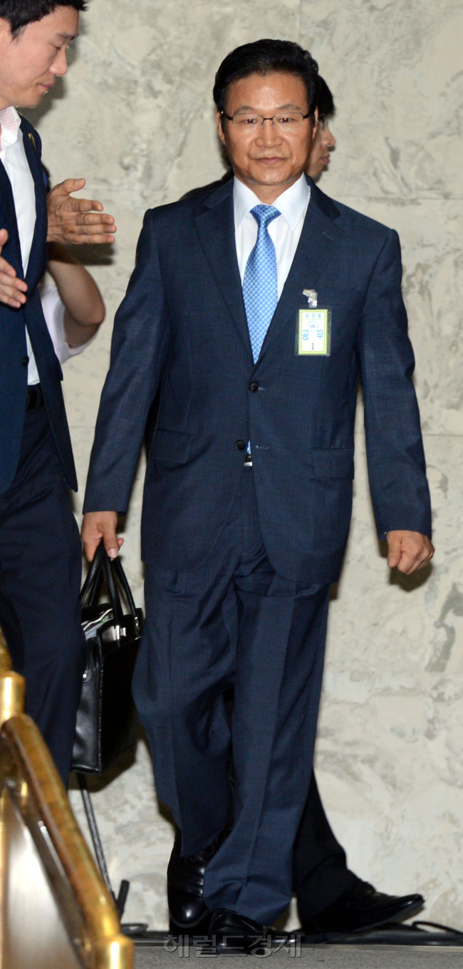 국회 국가정보원 댓글의혹 사건 등의 진상규명을 위한 국정조사특위는 16일 오전 국회에서 전체회의를 열고 증인으로 채택돼 동행명령장이 발부된 원세훈 전 국가정보원장, 김용판 전 서울경찰청장에 대한 청문회를 실시한다. 김용판 만 참석. 박현구 기자phko@