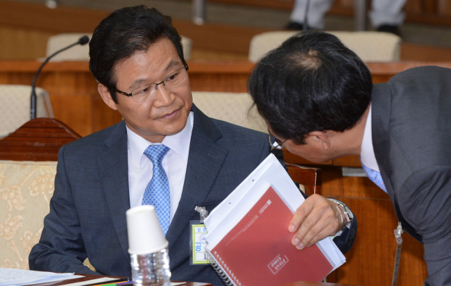 국회 국가정보원 댓글의혹 사건 등의 진상규명을 위한 국정조사특위는 16일 오전 국회에서 전체회의를 열고 증인으로 채택돼 동행명령장이 발부된 원세훈 전 국가정보원장, 김용판 전 서울경찰청장에 대한 청문회를 실시한다. 김용판 만 참석. 박현구 기자phko@