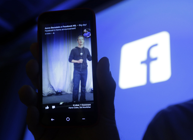 마크주커버그(MarkZuckerberg/기업인/페이스북CEO)
A man displays an HTC First cell phone with the new Facebook mobile interface at Facebook headquarters in Menlo Park, California, Thursday.   AP-Yonhap News